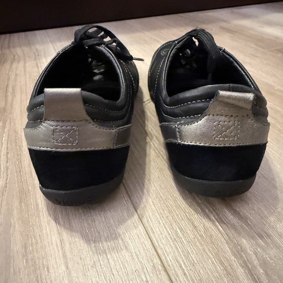 Vionic Ladies Sneakers with Orthaheel Technology Size 8 Black - Picture 2 of 8